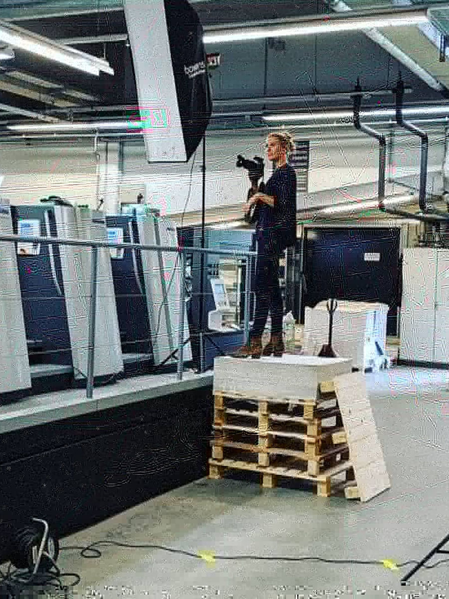 Portrait Angela Pfeiffer als Fotografin in Aktion